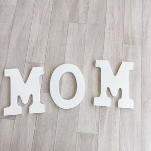 White 'MOM' Wall Decor